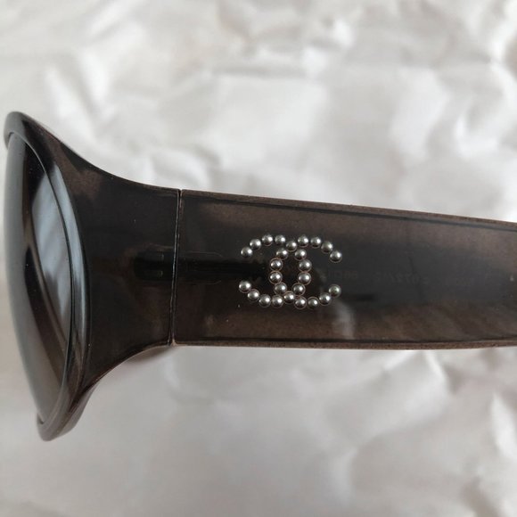 CHANEL brown wraparound sunglasses with hardshell carrying case - Picture 7 of 17